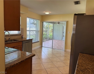 5652 Eichen Circle E - Photo Thumbnail 17