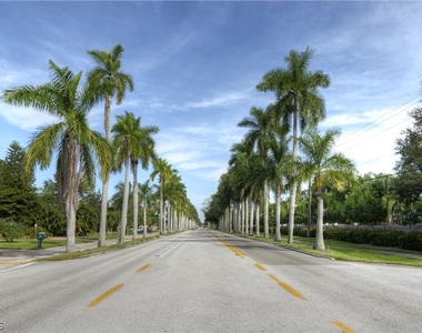 5652 Eichen Circle E - Photo Thumbnail 4