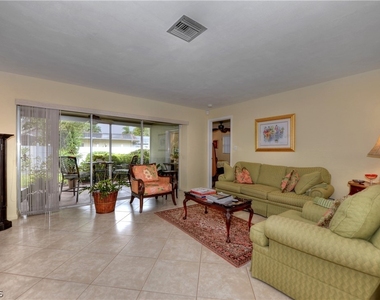 5652 Eichen Circle E - Photo Thumbnail 2