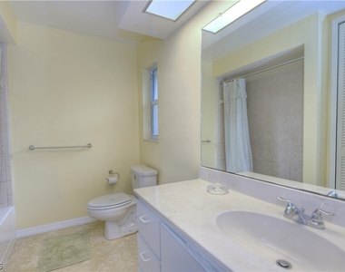 5652 Eichen Circle E - Photo Thumbnail 8