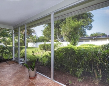 5652 Eichen Circle E - Photo Thumbnail 3
