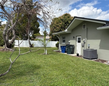 5652 Eichen Circle E - Photo Thumbnail 12