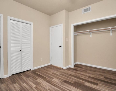 793 Davis Road - Photo Thumbnail 4