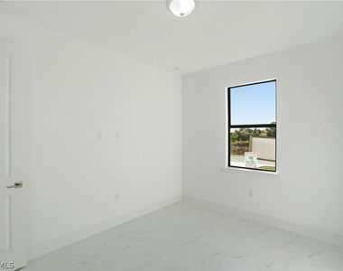 2404/2406 Mae Avenue S - Photo Thumbnail 7