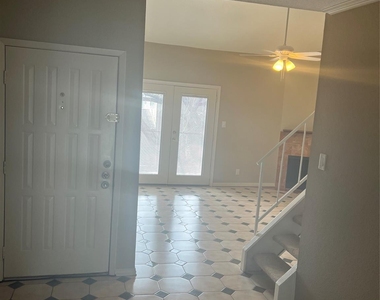 10811 Richmond Avenue - Photo Thumbnail 9