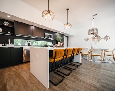2212 Francis Street - Photo Thumbnail 12