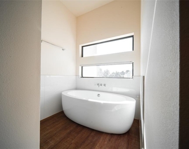 2212 Francis Street - Photo Thumbnail 23
