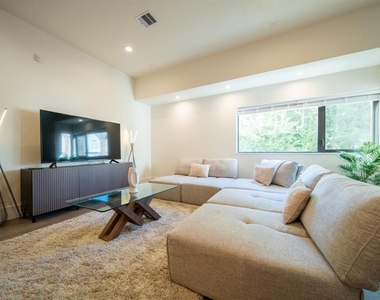 2212 Francis Street - Photo Thumbnail 9