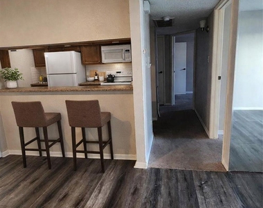 2818 S Bartell Drive - Photo Thumbnail 2