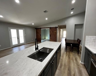 2425 Augusta Drive - Photo Thumbnail 11