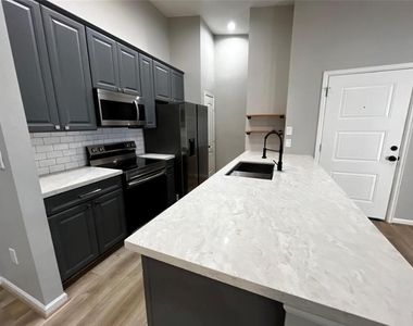 2425 Augusta Drive - Photo Thumbnail 12
