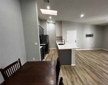 2425 Augusta Drive - Photo Thumbnail 8