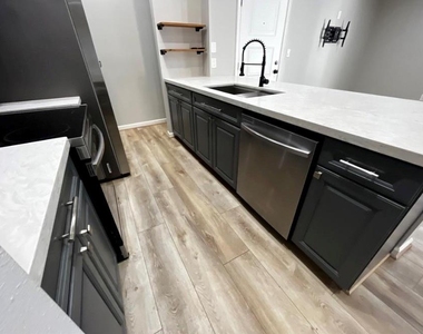 2425 Augusta Drive - Photo Thumbnail 7