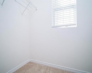 326 Meadowbrook Boulevard - Photo Thumbnail 12