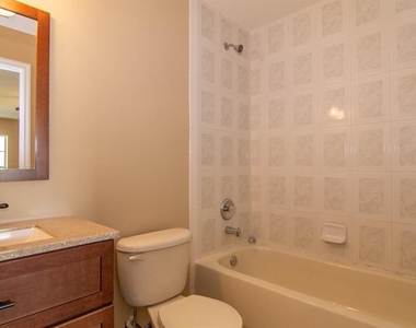 402 Bridgewater Court - Photo Thumbnail 5