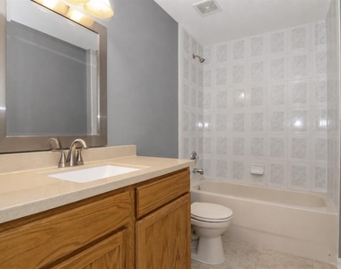402 Bridgewater Court - Photo Thumbnail 9