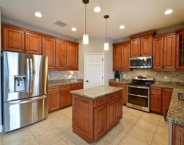 8031 111th Terrace E - Photo Thumbnail 11