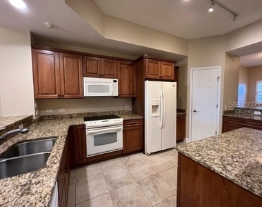 7710 Lake Vista Court - Photo Thumbnail 4