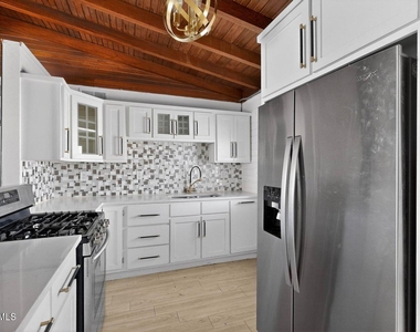 6203 Trowbridge Drive - Photo Thumbnail 7