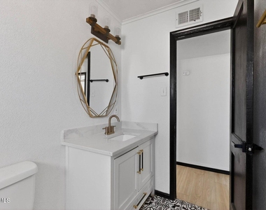 6203 Trowbridge Drive - Photo Thumbnail 12