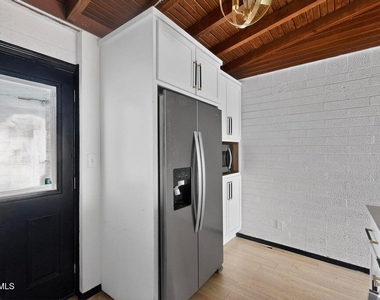 6203 Trowbridge Drive - Photo Thumbnail 8