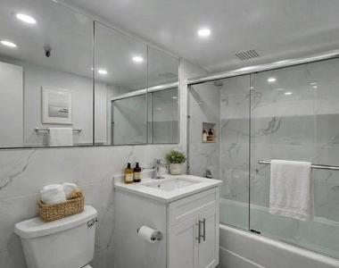 East 82nd Street - Photo Thumbnail 2