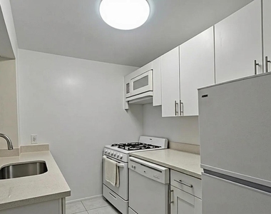 East 82nd Street - Photo Thumbnail 1