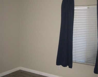 875 Hollandsworth Avenue - Photo Thumbnail 6