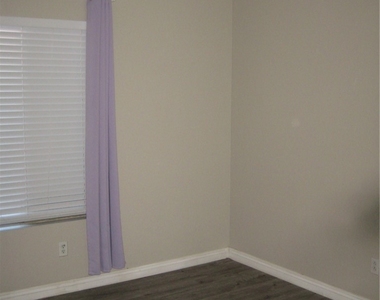 875 Hollandsworth Avenue - Photo Thumbnail 8