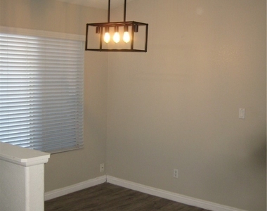 875 Hollandsworth Avenue - Photo Thumbnail 4
