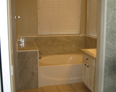 875 Hollandsworth Avenue - Photo Thumbnail 11