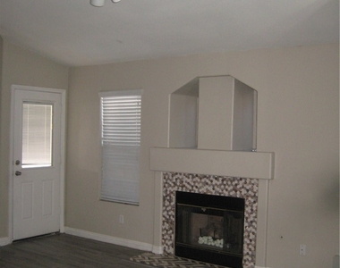 875 Hollandsworth Avenue - Photo Thumbnail 3