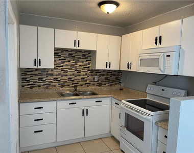 918 Nw 24th Avenue - Photo Thumbnail 2