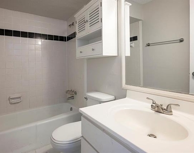 5812 Milton Street - Photo Thumbnail 8