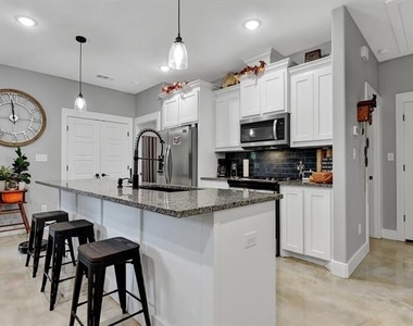1131 W Owing Street - Photo Thumbnail 4