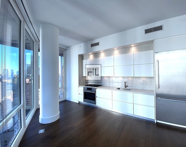 East 44th Street - Photo Thumbnail 2