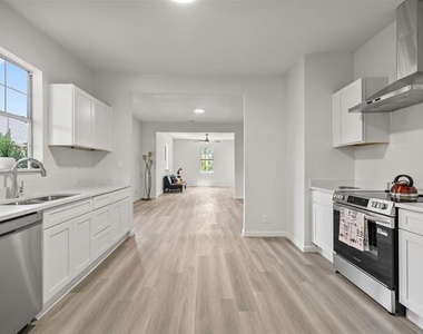 311 S Waverly Drive - Photo Thumbnail 9