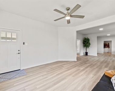 311 S Waverly Drive - Photo Thumbnail 4