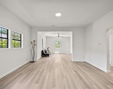 311 S Waverly Drive - Photo Thumbnail 10