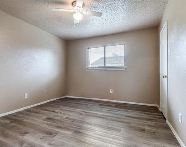 2922 E Pepperidge Drive - Photo Thumbnail 6
