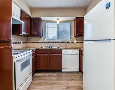 2922 E Pepperidge Drive - Photo Thumbnail 4