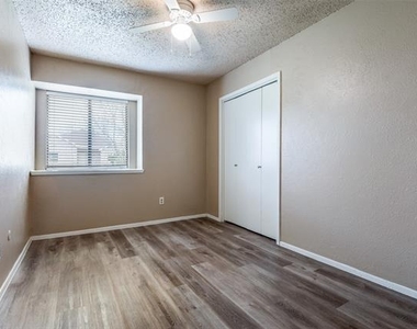 2922 E Pepperidge Drive - Photo Thumbnail 5