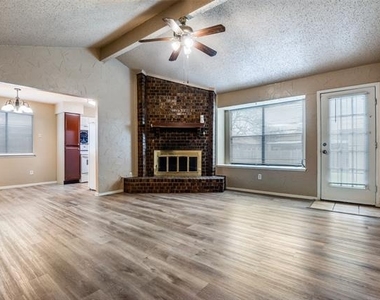 2922 E Pepperidge Drive - Photo Thumbnail 2