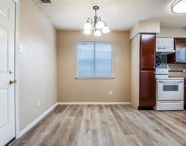 2922 E Pepperidge Drive - Photo Thumbnail 3