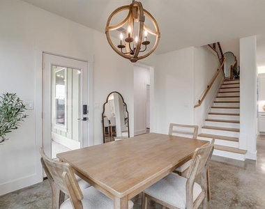 102 Cardinal Woods Court - Photo Thumbnail 13