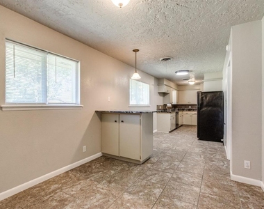 208 Thompson Drive - Photo Thumbnail 8