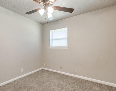 208 Thompson Drive - Photo Thumbnail 14