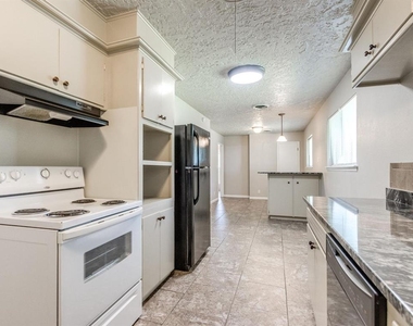 208 Thompson Drive - Photo Thumbnail 11