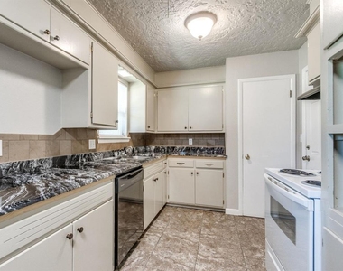 208 Thompson Drive - Photo Thumbnail 10