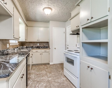208 Thompson Drive - Photo Thumbnail 9